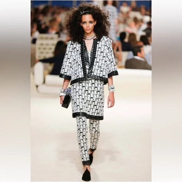 CHANEL Gold Heel — CC Logo Black Suede Mules - Picture 11 of 11